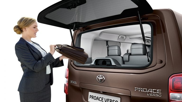 Grazie alla comoda apertura sarà facilissimo caricare piccoli pacchi e bagagli su Toyota Proace.